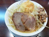 「みちる麺（にんにく多目、ほぐし豚）　７００円」@ガツ盛リラーメン みちる屋 松戸店の写真