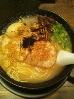 「とんこつ（黒）ラーメン（味玉トッピング）」@元祖 麺屋 原宿 名古屋金山店の写真