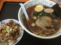 「醤油ラーメン190円＋ミニチャーシュー丼150円」@ホロホロラーメンの写真