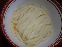 「かま玉(中)(210円)、あげ(60円)、ちくわ天(60円)」@日の出製麺所の写真