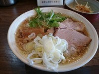 「鶏と煮干しの中華そば(塩)700円＋ジロめし(サービス)」@INOSHOWの写真