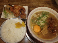 「ラーメン(648円)唐揚げセット(378円)」@徳島ラーメン 東大 福山店の写真