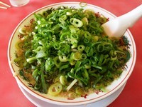 「特製醤油ラーメン　（麺硬め　背油ふつう　ねぎ多め）」@ラーメン魁力屋 宝塚店の写真