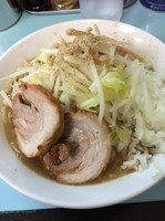 「らーめん700円 ニンニク少な目 玉ねぎ増し増し 魚粉 野菜チョ」@らーめん☆王子の写真