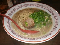 「アキラ式九州とんこつ(並)650円(替え玉一回無料)」@ラーメンアキラの写真