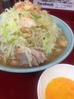 「大ラーメン（800円）+極上生卵（80円）+生姜（無料）」@ラーメン二郎 相模大野店の写真