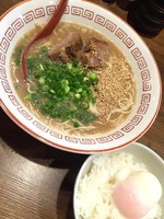 「【限定】アキラ式九州とんこつ（温玉ご飯付き）￥750」@ラーメンアキラの写真