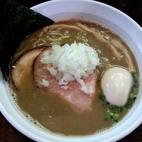 「【１１月の木曜限定】鶏白湯煮干８００円＋ローストチャーシュー」@麺や 飛来の写真