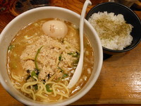 「チンジャオ×チンジャオ＋半熟味付け玉子＋白めし」@鶏の穴の写真