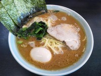 「半熟玉子ラーメン中盛り」@横浜ラーメン 武蔵家 東名川崎店の写真