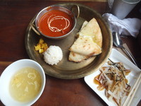 「本日のカレー1種(バターチキン)＆チーズナン700円」@asiandining&bar  khushiの写真