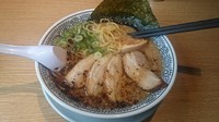 「醤油とんこつチャーシュー：黒」@丸源ラーメン 豊中千里店の写真