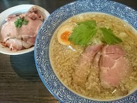 「【11月限定】オトンが好きな背脂中華そば＋チャー丼＝￥980」@麺処 ほん田 nijiの写真