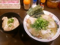 「ラーメン（680円）+ﾁｬｰｼｭｰ丼（250円）」@豚骨発祥久留米ラーメン くるめや 浅草店の写真