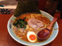「赤味噌ラーメン（大盛り）780円＋150円」@一八家 横須賀中央店の写真