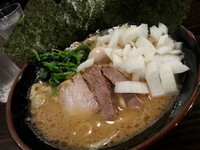 「豚骨醤油ラーメン680円＋ 玉ねぎ50円」@横濱家系 豚骨醤油ラーメン 蒲田 いっ家の写真