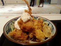 「タル鶏天ぶっかけうどん(並盛)580円」@丸亀製麺 イーサイト高崎店の写真