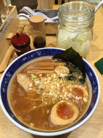 「らーめん 720円  半熟味付玉子 100円」@せたが屋 越谷レイクタウン店の写真