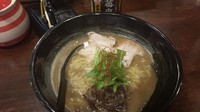 「魚介+豚骨らーめん　750円」@極濃豚骨 らーめん小僧の写真