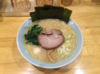 「塩豚骨ラーメン（並） ライス」@正栄家の写真