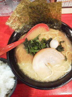 「家系とんこつ（硬め）¥690＋ライス（無料食べ放題）」@横浜家系ラーメン希家 上野店の写真