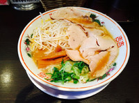 「とんこつ醤油ラーメン890円+ランチ時ライス無料」@丸正 国際センター店の写真