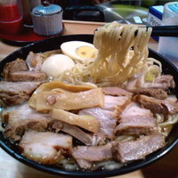 「チャーシュー麺（中） 800円 + 玉子 50円」@北大塚ラーメンの写真
