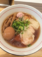 「特製醤油そば、ワンタン3個」@地球の中華そばの写真