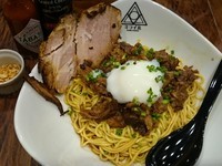 「牛煮込みまぜそば￥800＋チャーシュー（サービス）」@noodle kitchen ミライゑの写真