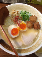 「特製超濃厚鶏白湯らーめん950円、肉団子150円」@麺匠ようすけの写真