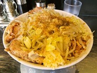 「まぜそば（ニンニクアブラタマネギ長ネギ）大盛り+豚2枚」@らーめん虎丸 川口店の写真