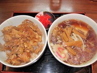 「豚丼500円（ランチ）＋半ラーメン300円」@中華ダイニング いい田の写真