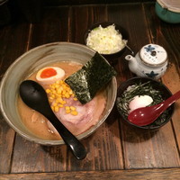 「濃厚しょうゆ+温玉丼」@らーめん きよつきの写真