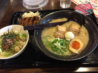 「豚骨醤油らーめん＋サービスランチ」@らーめん吉左右の写真