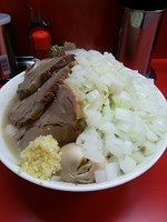 「ラーメン、豚2枚、崩れ味玉、野菜ﾆﾝﾆｸﾏｼ玉ねぎﾏｼﾏｼ」@麺屋 ゆうじんの写真