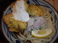 「タル鶏天ぶっかけ(大)(冷)(680円)、明太おにぎり他」@丸亀製麺 可部店の写真