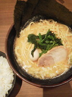 「豚骨醤油ラーメン（硬め）\700＋ライス（18時までサービ）」@横浜家系ラーメン 一刀家 茅場町店の写真