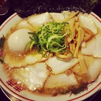 「背脂煮干し特製中華そば」@肉煮干し中華そば さいころの写真