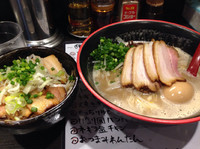 「特製豚骨醤油＋チャーシュー飯」@三鷹食堂いなりの写真
