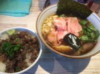 「気まぐれ限定 大王イカそば  800円＋〆の茶漬け 200円」@中華そば 四つ葉の写真