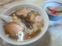 「ワンタンメン(550円)＋ミニ焼豚丼（200円)」@平和軒の写真