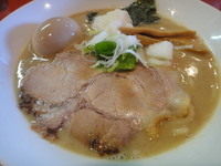 「【気まぐれ限定】鶏とホタテの濃厚味玉ラーメン」@麺屋しのはら 三日月食堂の写真