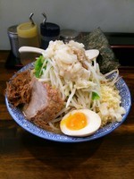 「ラーメン(麺カタメ、カラメ以外マシマシ)」@ラーメンJAPAN 川口本店の写真