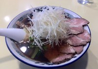 「チャーシュー麺（味玉、白髪ネギ）」@手作り餃子ラーメン まる長の写真
