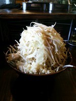 「ラーメン小(200g) ヤサイちょいマシ、他全増し」@麺や豚髭の写真