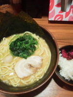 「ラーメン並（硬め）\730＋ライス（ランチ無料）」@横浜家系ラーメン 壱角家 八重洲店の写真