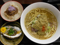 「カキニボシ（カラ付き）＋かわりごはん＋かえ玉」@ラーメン愉悦処 似星の写真