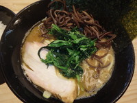 「ラーメン(680円)(硬め)、きくらげ(30円)、ライス他」@横横家 仙台店の写真