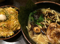 「黒家系ラーメン(かため・濃味・普通)+ネギチャ丼」@横浜家系ラーメン 壱角家 新宿中央東口店の写真