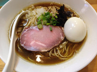 「煮干しソバ(黒)＋味玉」@煮干中華ソバ イチカワの写真